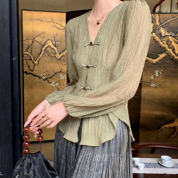 EastFlair Women's Casual Button-Down Long-Sleeve Shirt For Vacation And Leisure - Picture 3 of 5